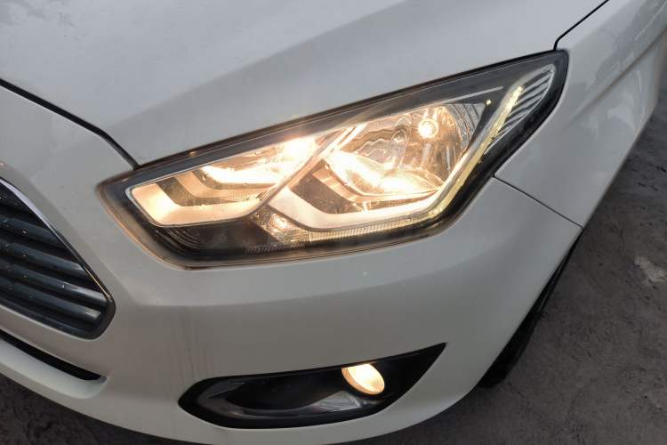 Used Ford Escort 2015 1.5L Automatic Fashion Model
