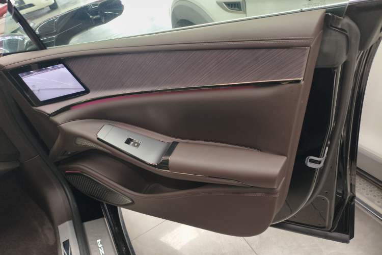 Used Denza Z9 2024 1100 km All-Wheel-Drive Ultra Version
