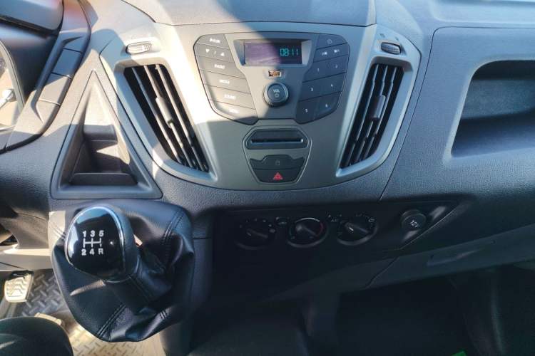 Used Ford Transit 2019 2.0T Diesel Multi-Purpose Commercial Vehicle Mid-Drive Mid-Roof 6-Seater China VI Standard