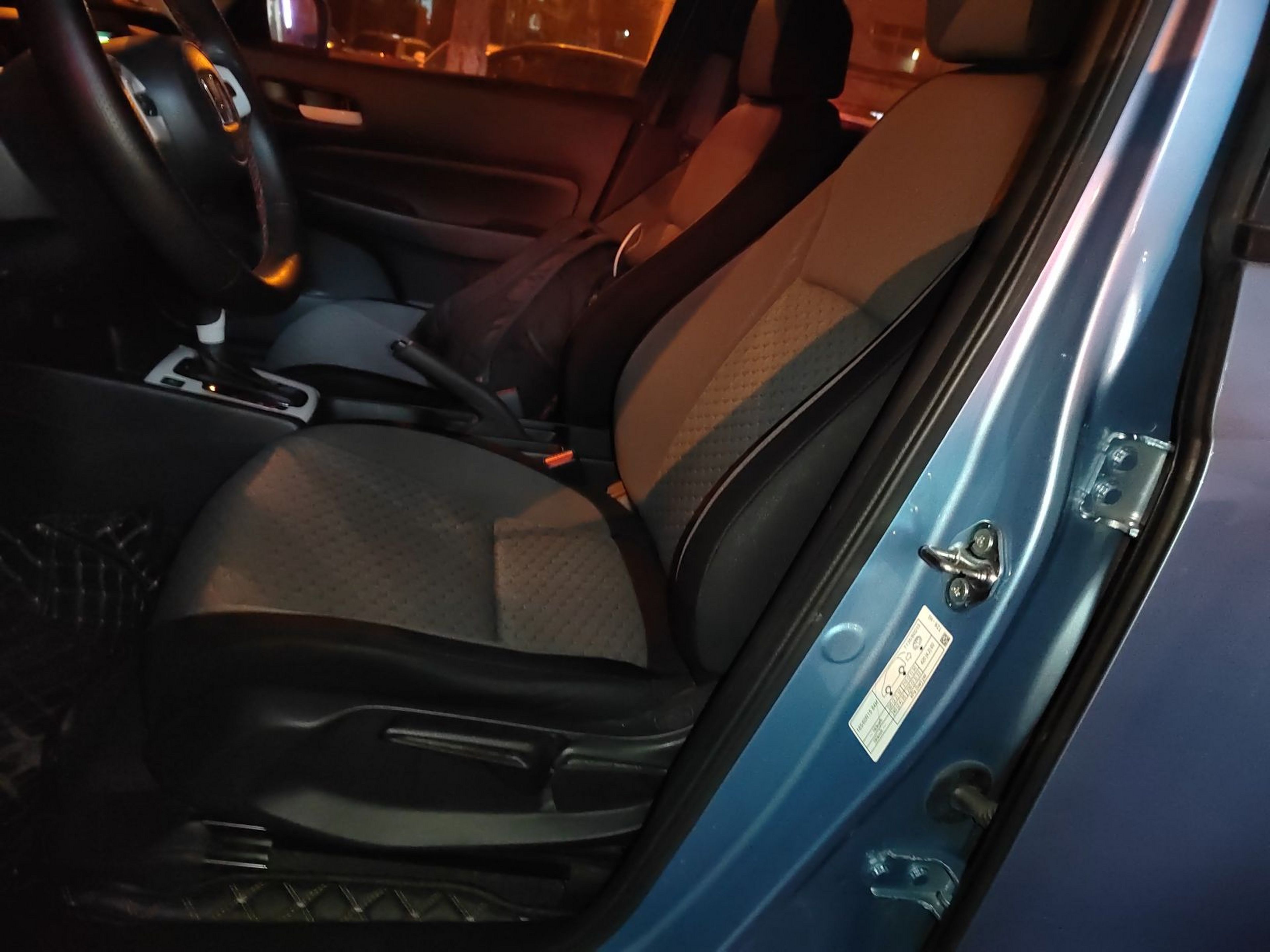 Переднее сиденье в автомобиле