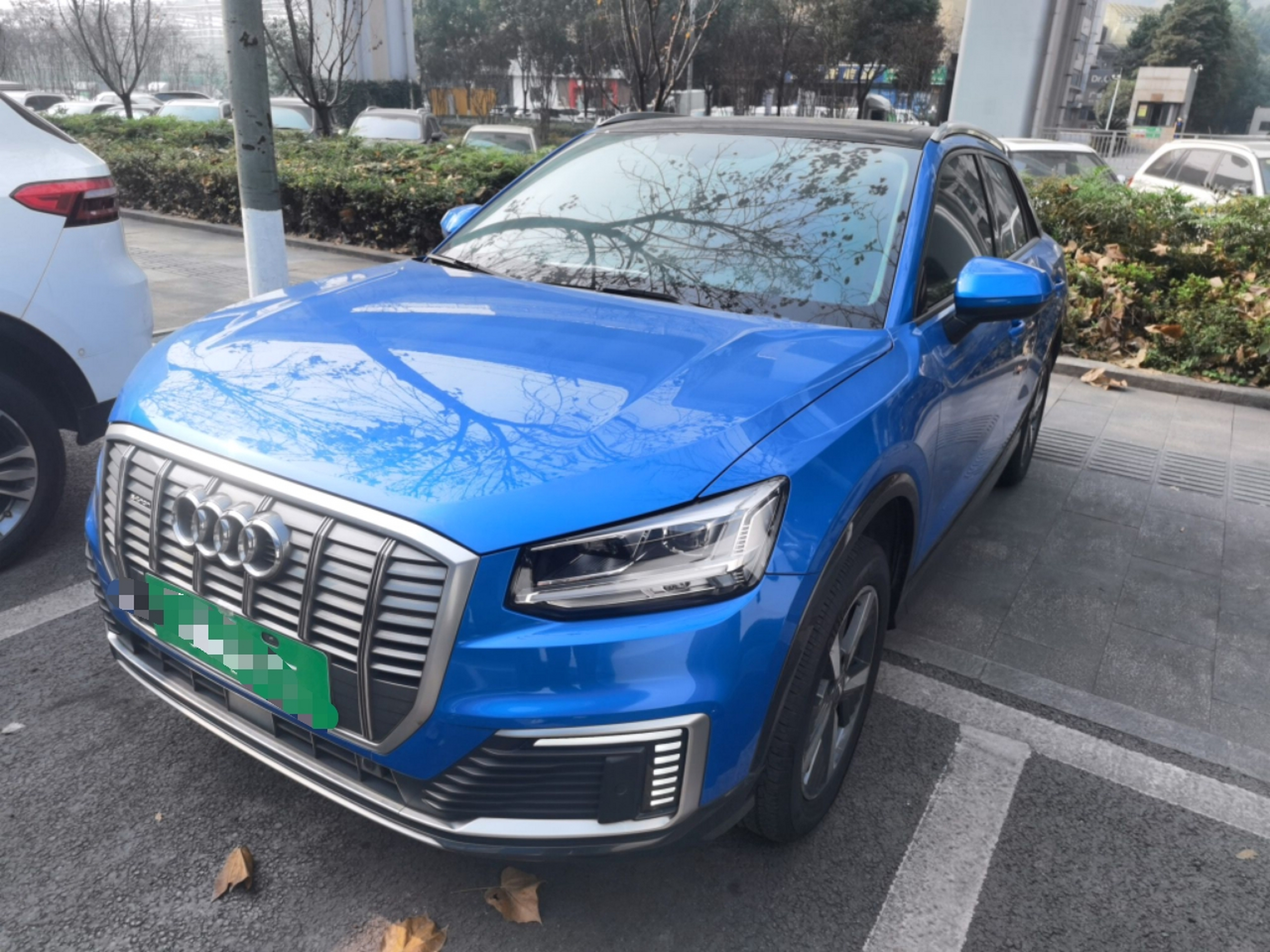 Под передней частью автомобиля