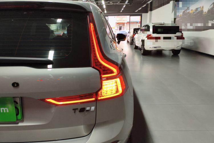 Used Volvo XC60 New Energy 2025 Plug-in Hybrid Long-Range All-Wheel Drive Zhiyuan Sport Edition
