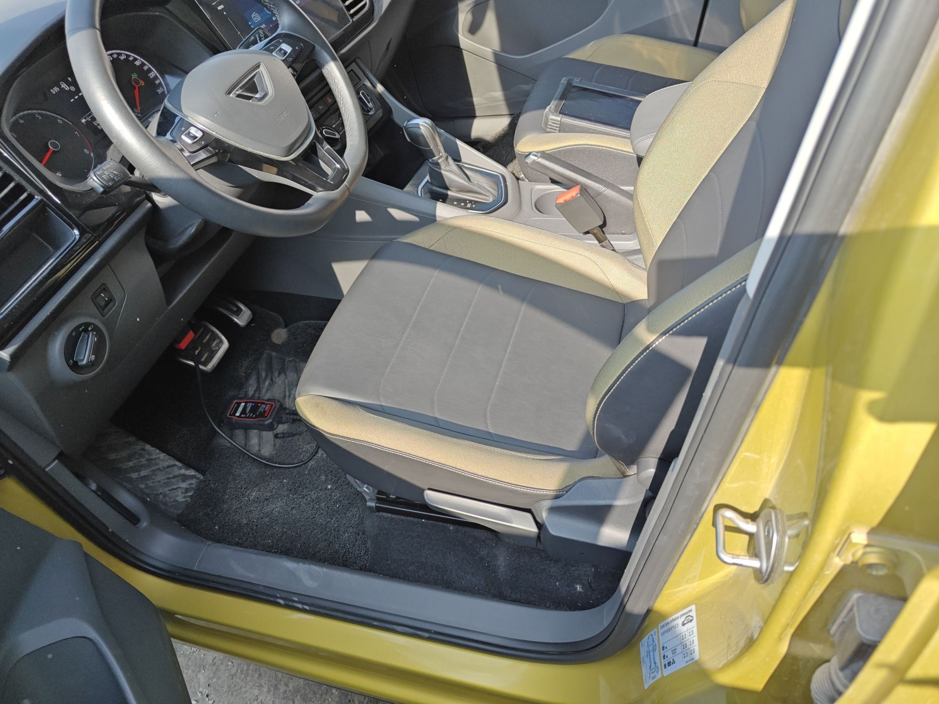 المقاعد الأمامية داخل السيارة