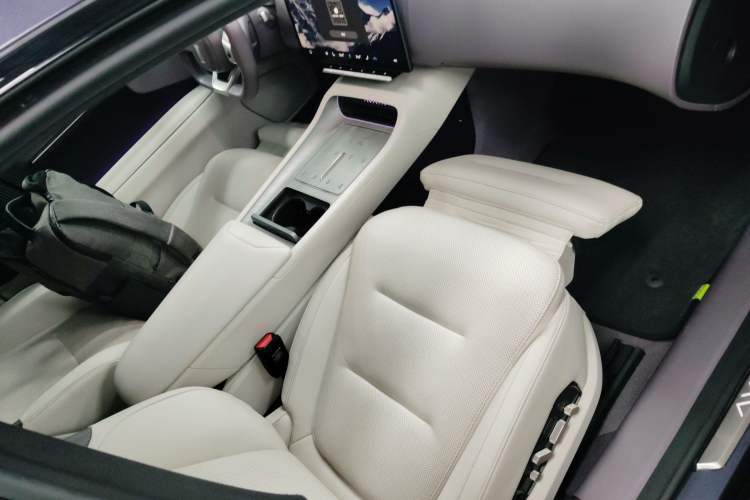 Used  12 2023 700 Three-Laser Rear-Wheel Drive Luxury Edition