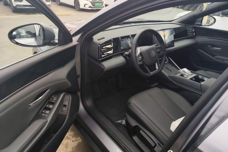 Used BYD Qin L 2025 DM-i Smart Drive 80KM Leading Model