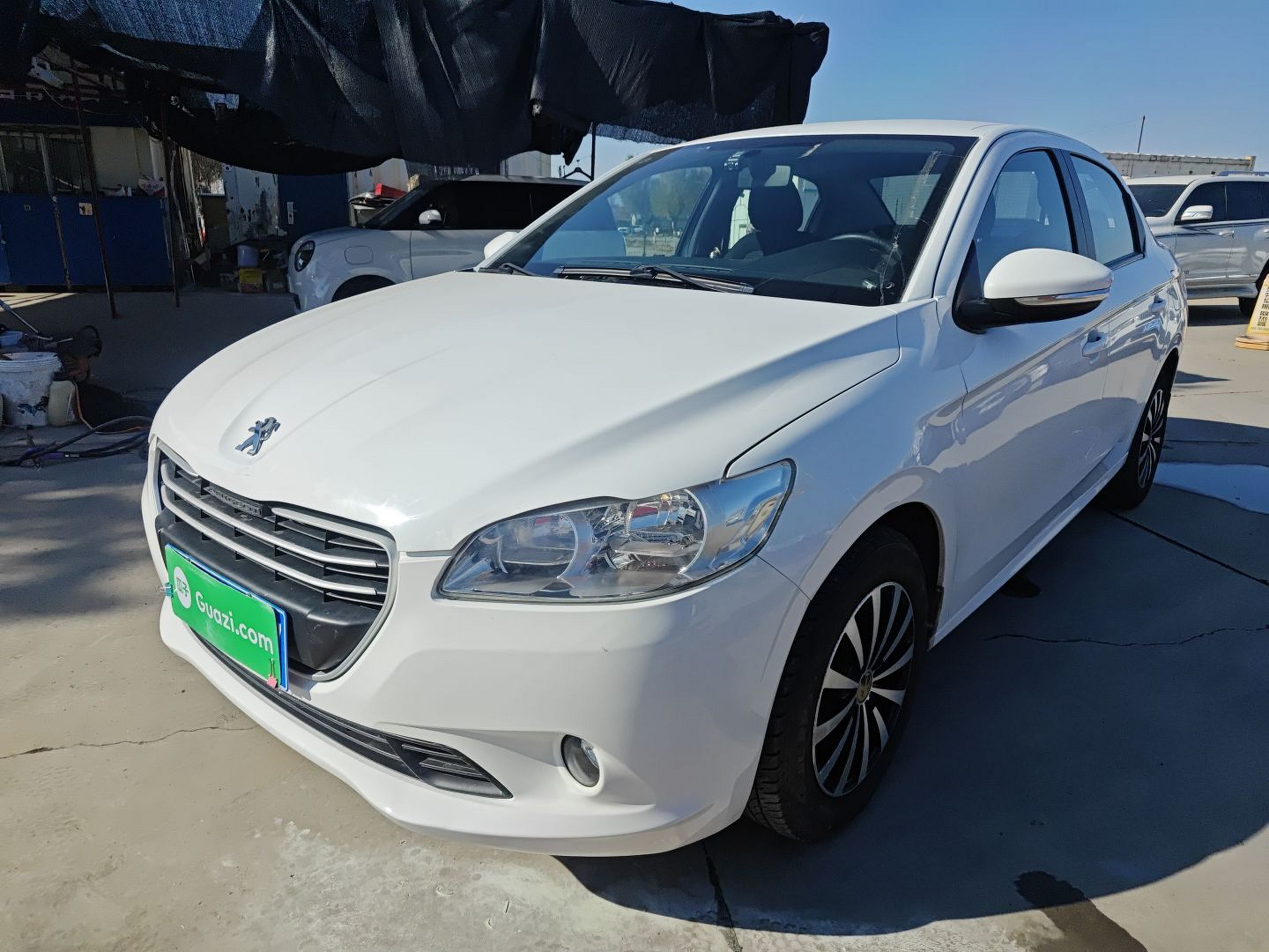 تحت مقدمة السيارة