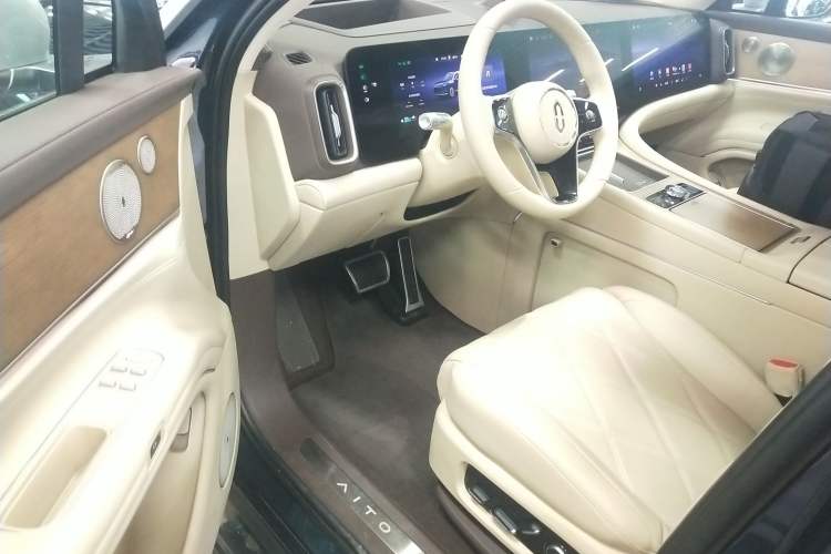 Used Hima AITO M9 2025 Extended-Range Ultra Version 52 kWh 6-Seater