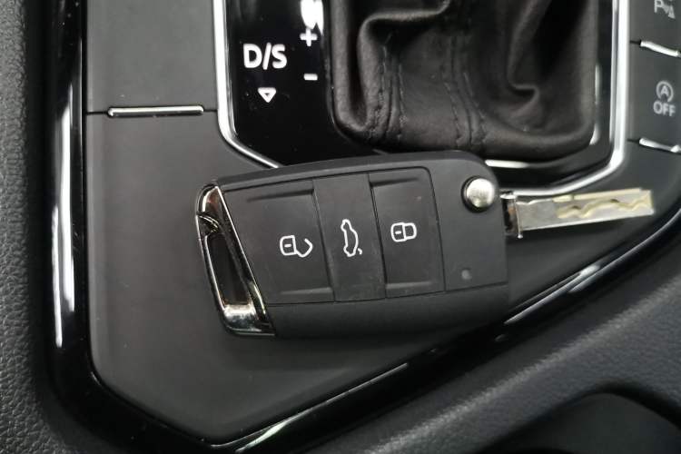 Used Volkswagen Tiguan L 2023 Restyled 330TSI Automatic Two-Wheel Drive R-Line Enhanced Comfort Version
