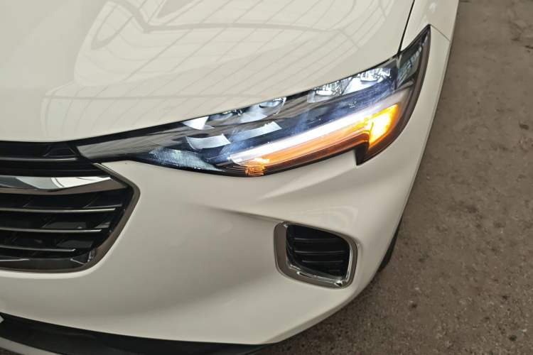 Used Buick Envision 2022 Encore S 552T Two-Wheel-Drive Luxury Model
