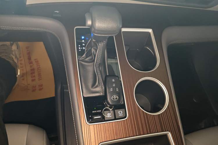 Used Toyota Granvia 2024 2.5L Hybrid Comfort Edition
