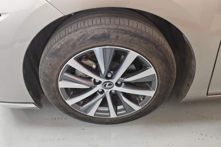 Used Lexus ES 2018 300h Premier Edition China VI Standard