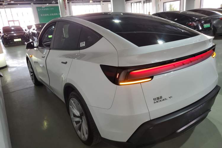 Used Tesla Model Y 2025 Long-Range All-Wheel-Drive Version