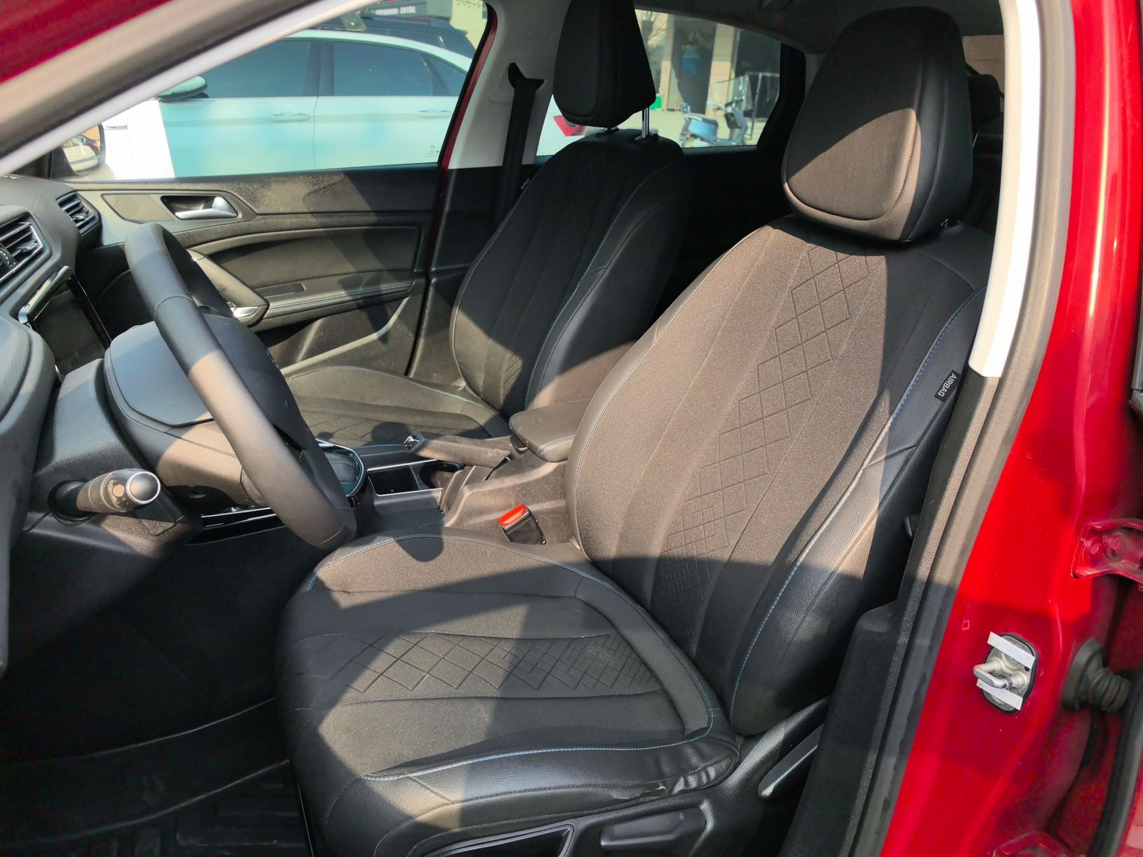 Переднее сиденье в автомобиле