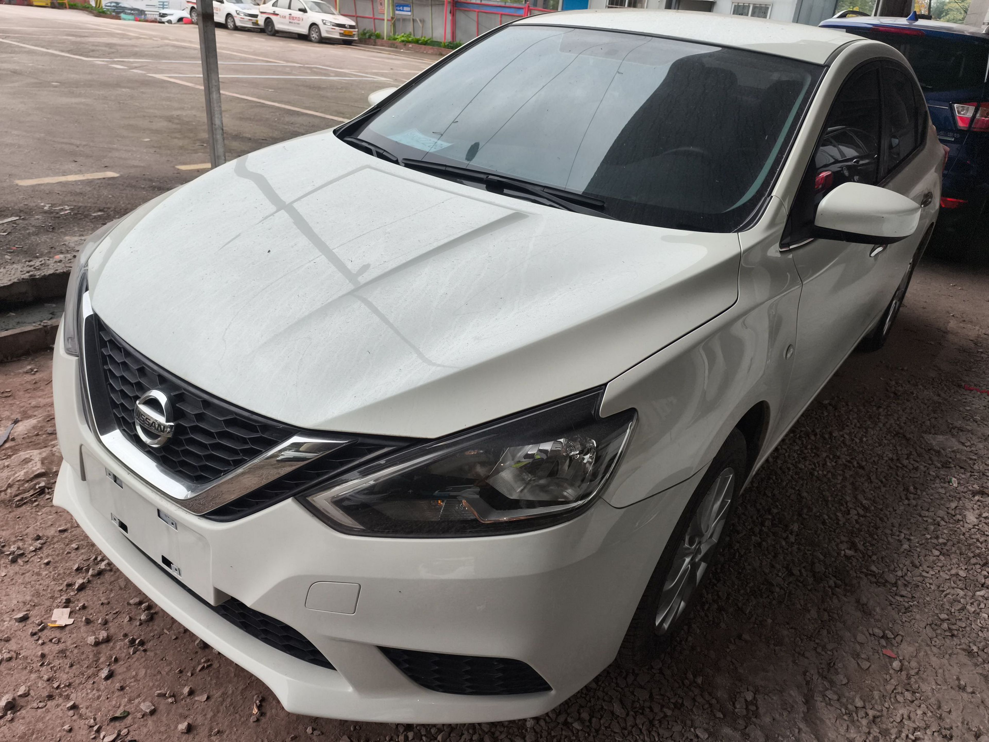 تحت مقدمة السيارة