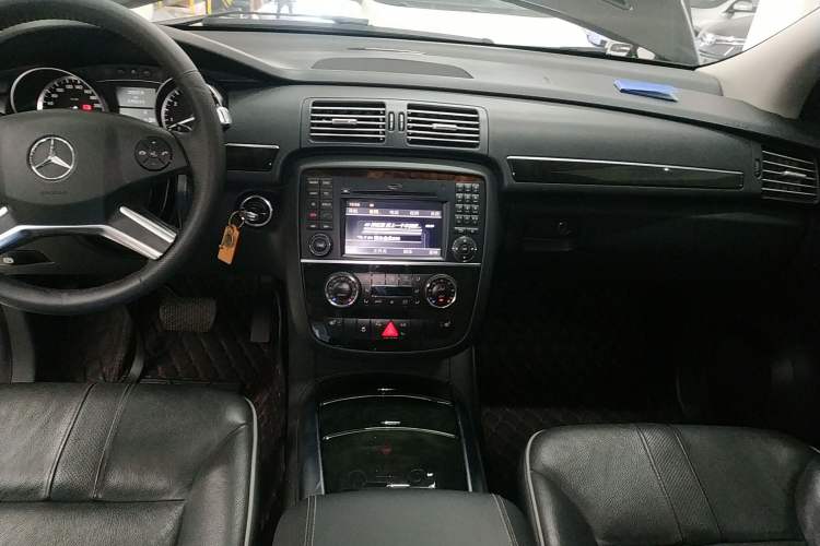 Used Mercedes-Benz R-Class 2017 R 320 4MATIC Business Edition Prestige Model
