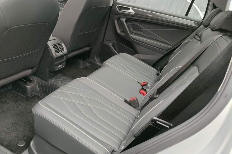 Used Volkswagen Tiguan L 2024 Outstanding Model 330TSI Automatic Two-Wheel Drive R-Line Dragon Glory Edition
