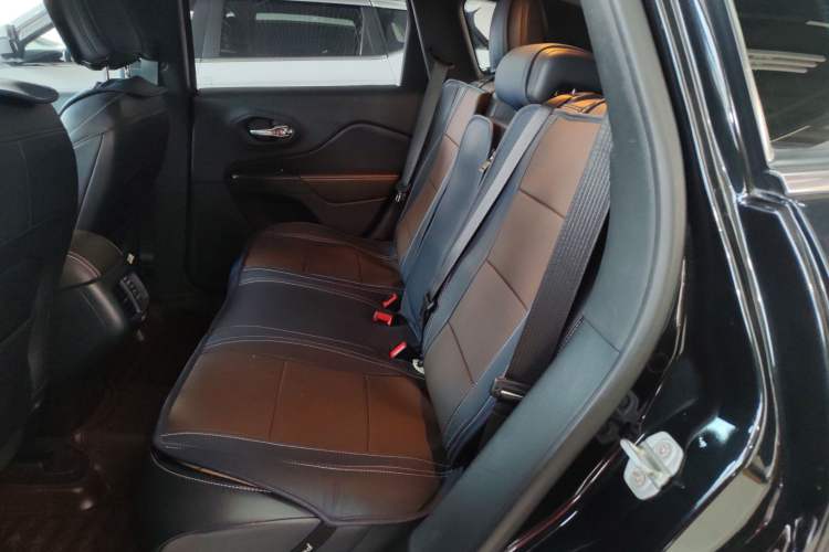 Used  Cherokee 2016 2.4L Professional Edition
