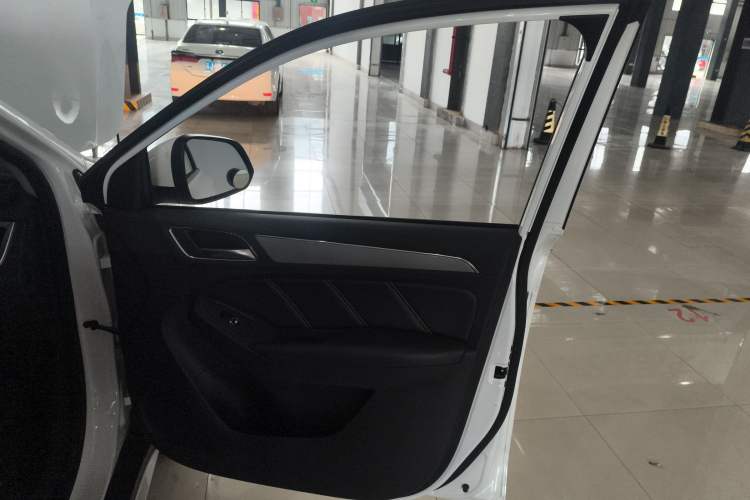 Used Roewe RX5 2016 20T Two-Wheel Drive Automatic Internet Smart Edition
