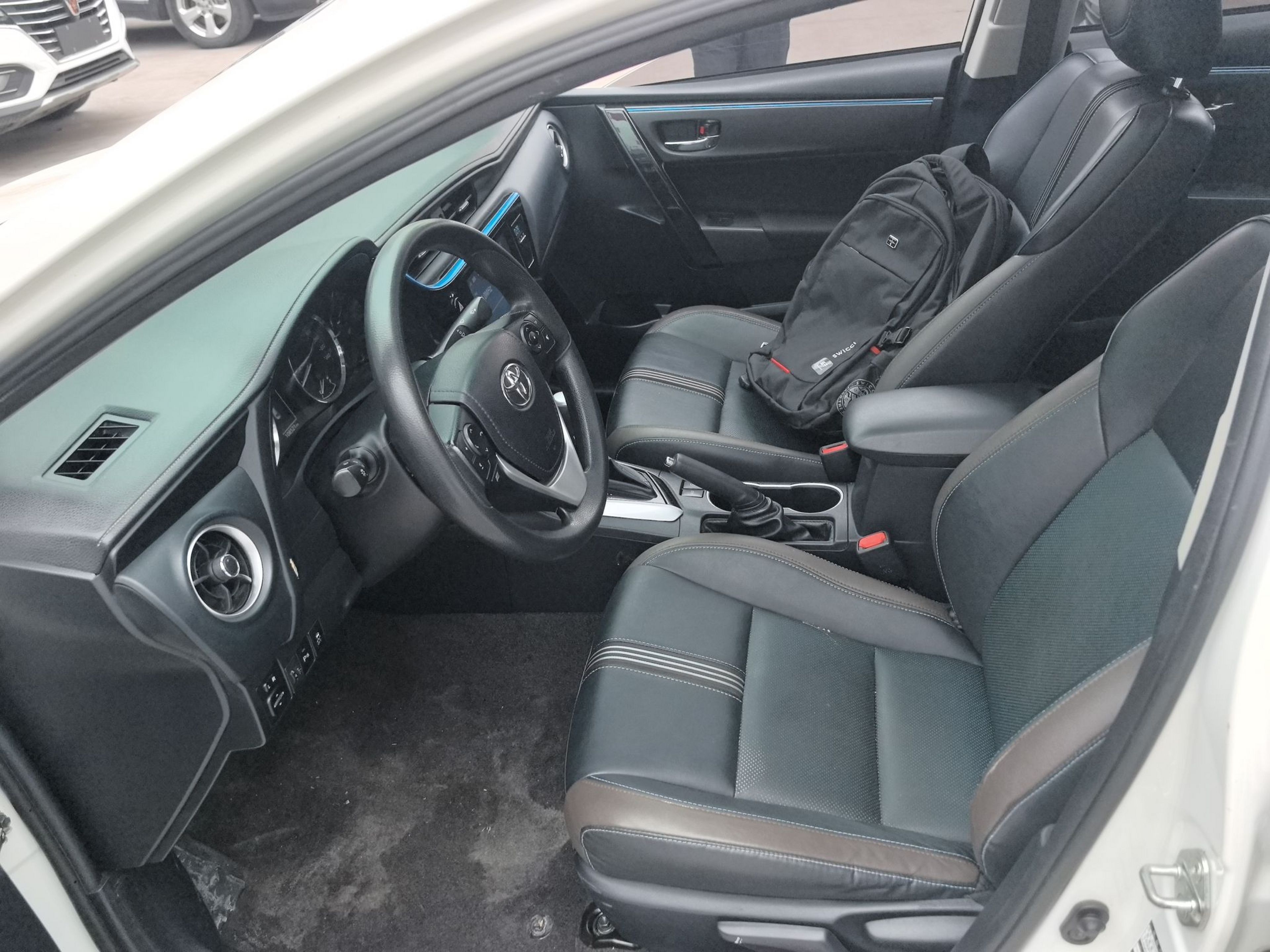 المقاعد الأمامية داخل السيارة