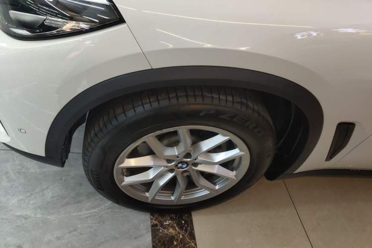 Used BMW X5 2019 xDrive40i Standard 19-inch wheels U.S. specification
