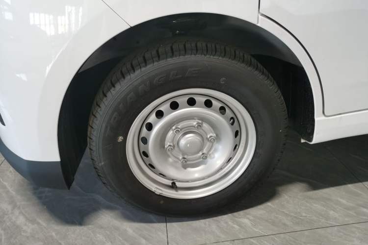 Used Wuling Yangguang 2024 300KM Comfort Version Passenger Van 75kW
