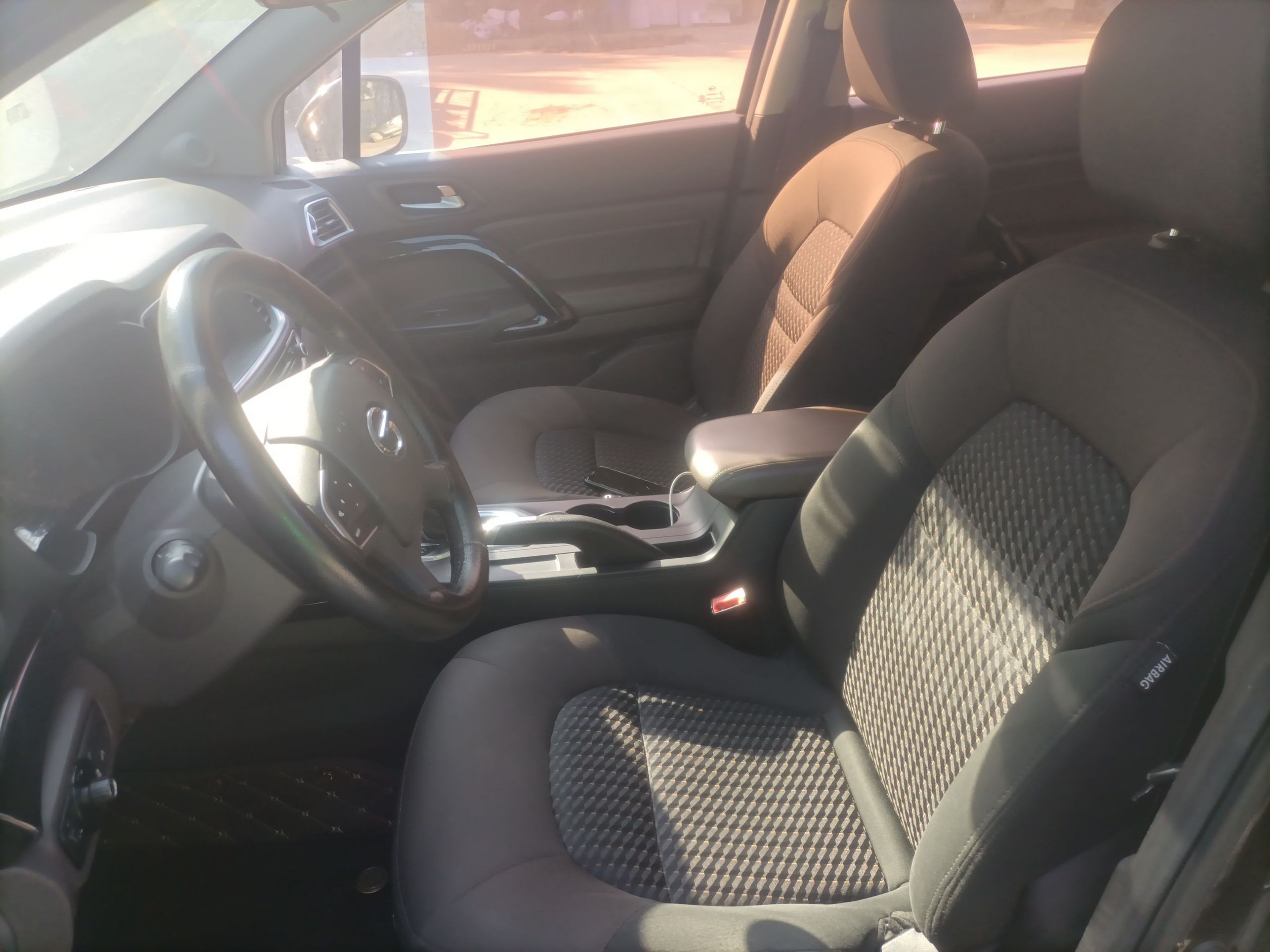 المقاعد الأمامية داخل السيارة