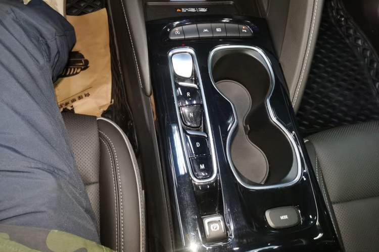 Used Buick Envision 2022 Facelift Encore S 552T Two-Wheel-Drive Luxury Model
