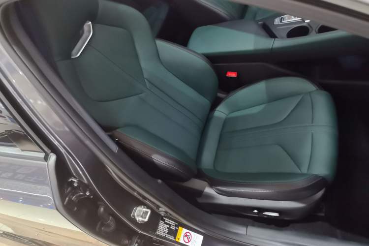 Used Changan UNI-V iDD 2024 Blue Whale Smart Electric iDD 136km ZhiKu Model
