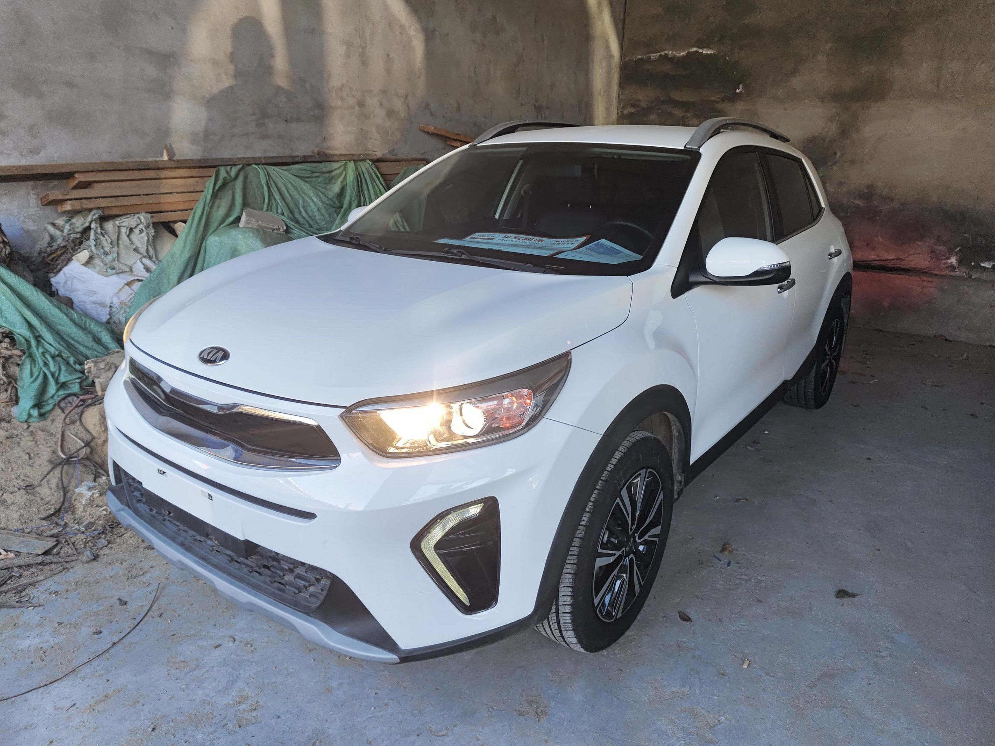 Под передней частью автомобиля