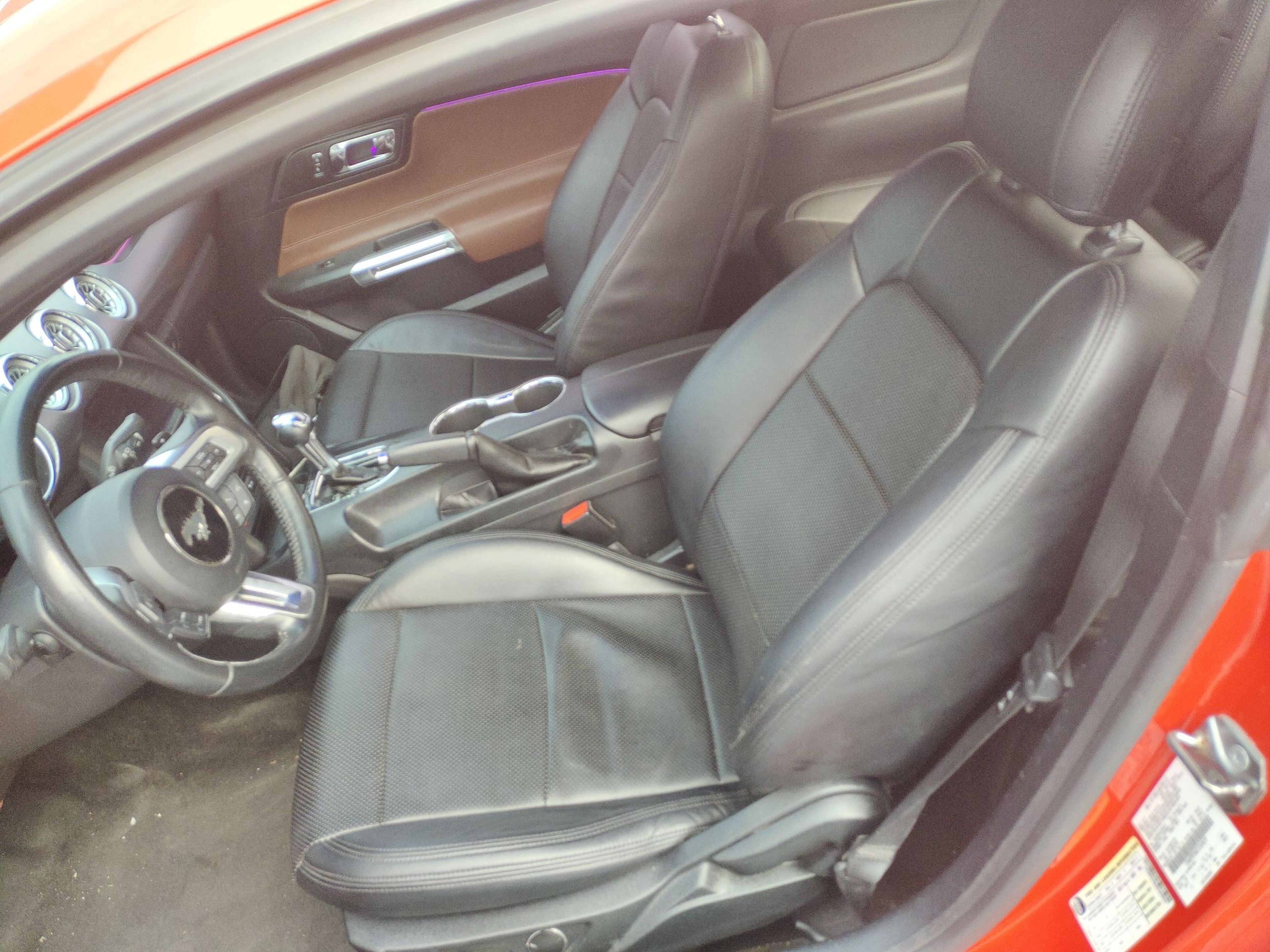 المقاعد الأمامية داخل السيارة