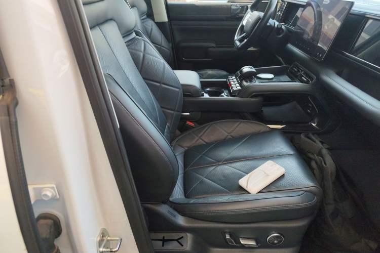 Used  Leopard 5 2023 Navigator Edition
