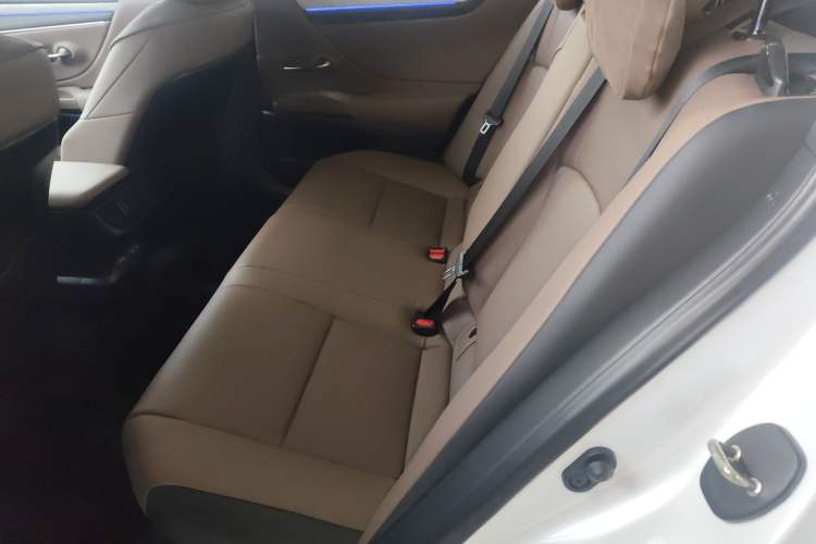 Used Lexus ES 2025 300h Deluxe Edition