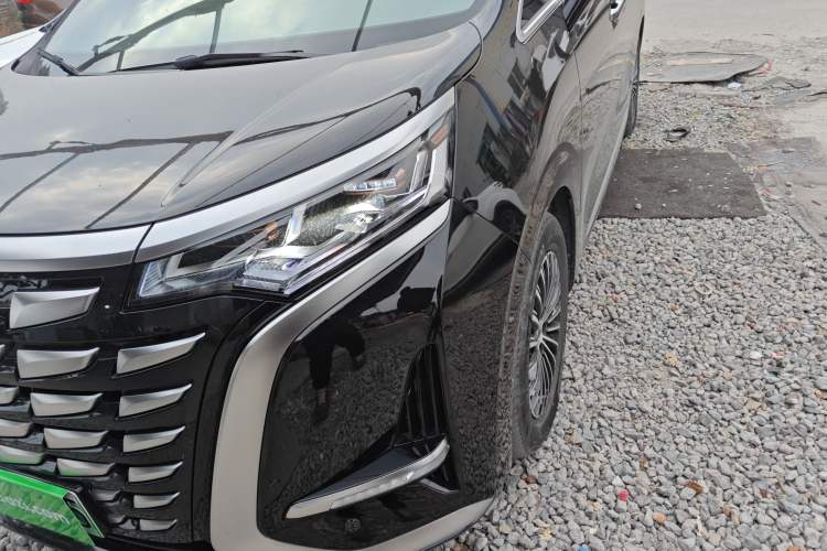 Used Denza D9 2022 DM-i 1040 Prestige Model
