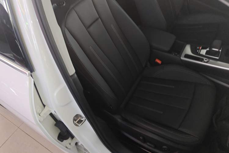 Used Audi A4L 2020 40 TFSI Fashionable and Elegant Model
