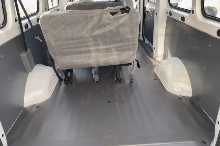 Used Wuling Yangguang 2024 300KM Comfort Version Passenger Van 75kW
