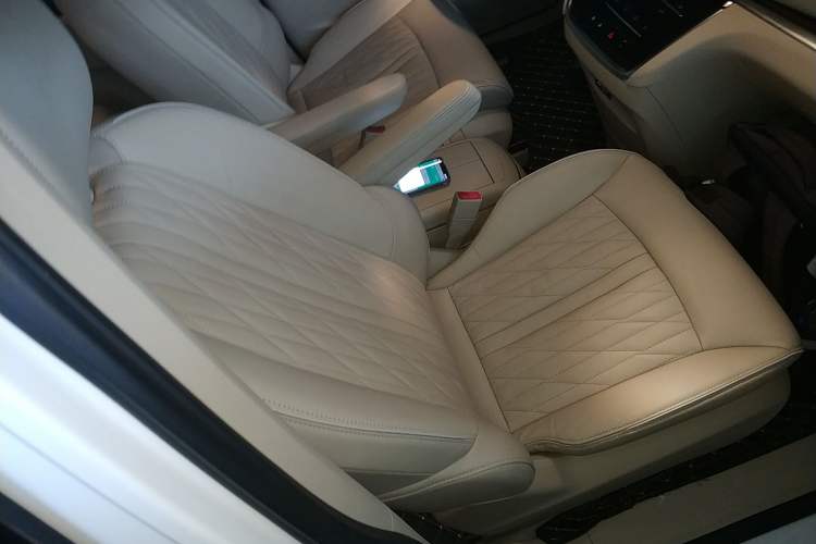 Used Buick GL8 2023 Facelifted Land Cruiser Executive Luxury Version
