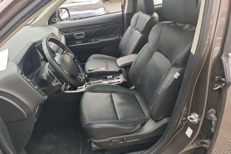 Used Mitsubishi Outlander 2019 2.4L 4x4 Zhi Xiang Edition 7 Seats China VI Standard
