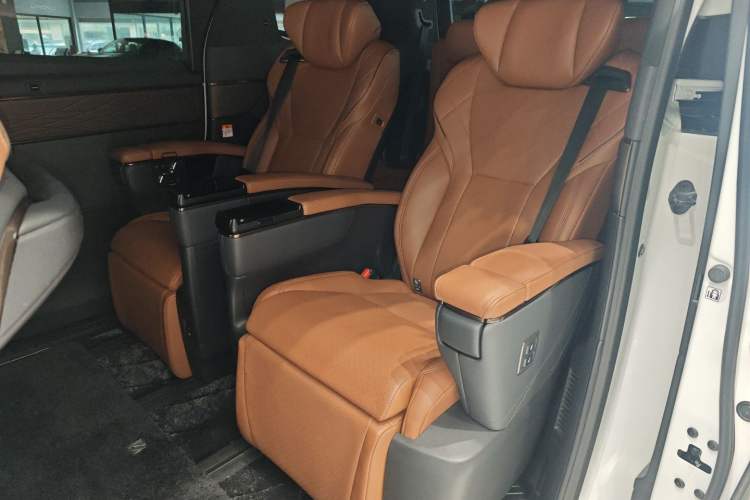 Used Toyota Alphard 2024 Dual-Engine 2.5L Prestige Edition
