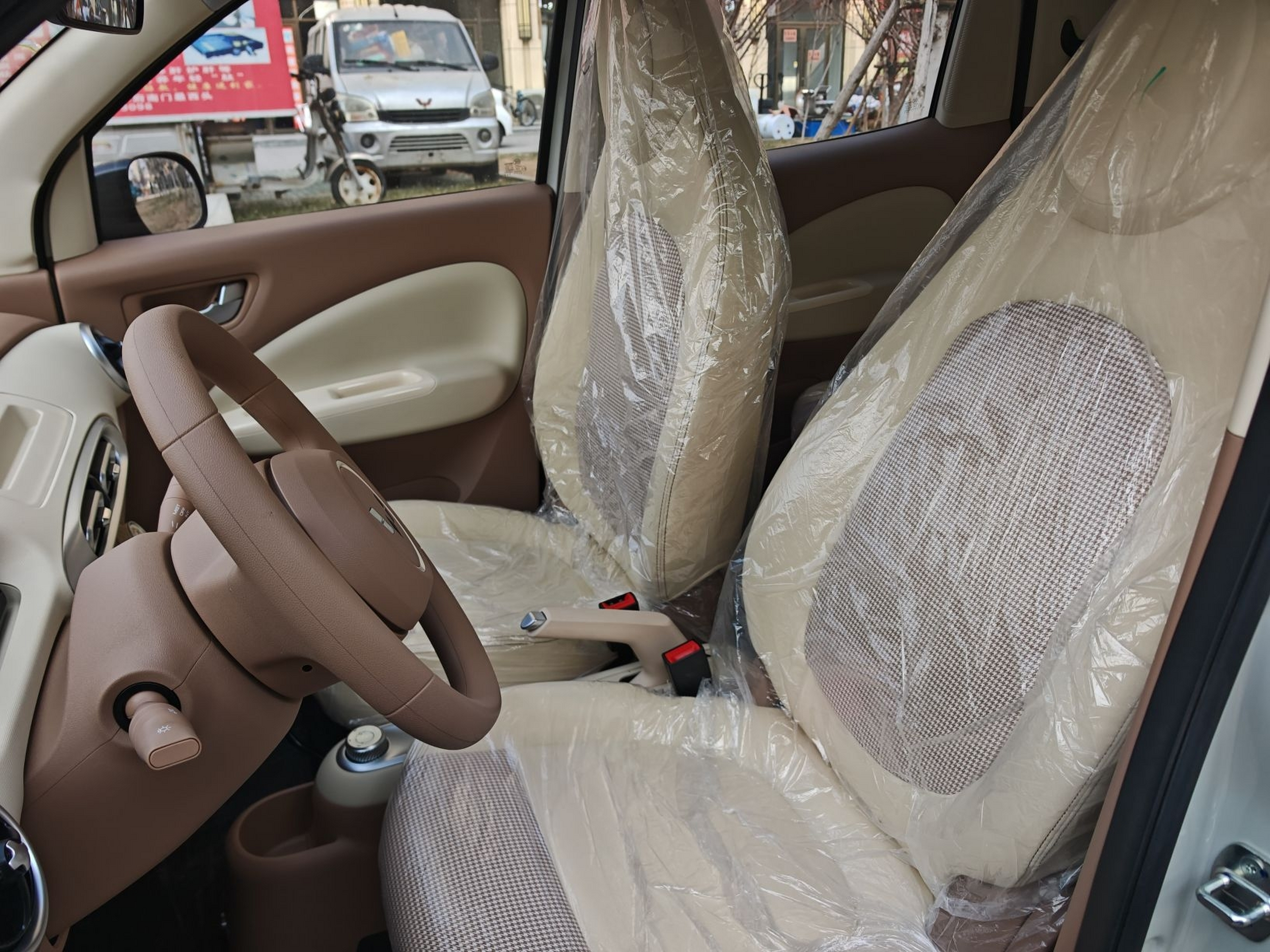 المقاعد الأمامية داخل السيارة