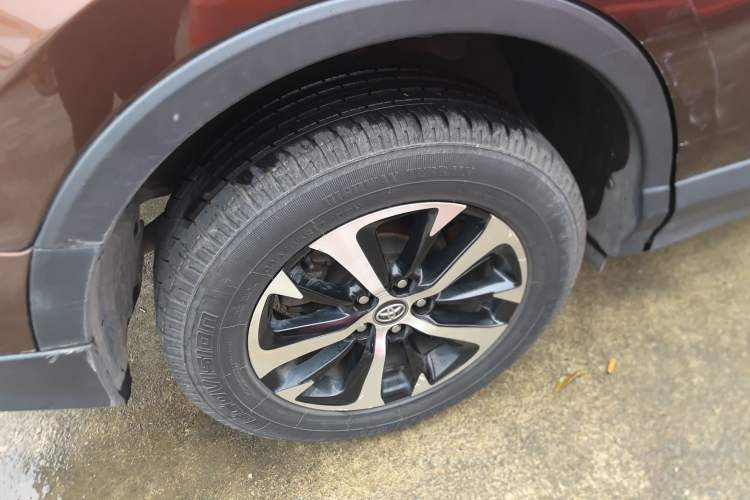 Used Toyota RAV4 2016 2.0L CVT Two-Wheel Drive Fashion Edition China V Standard
