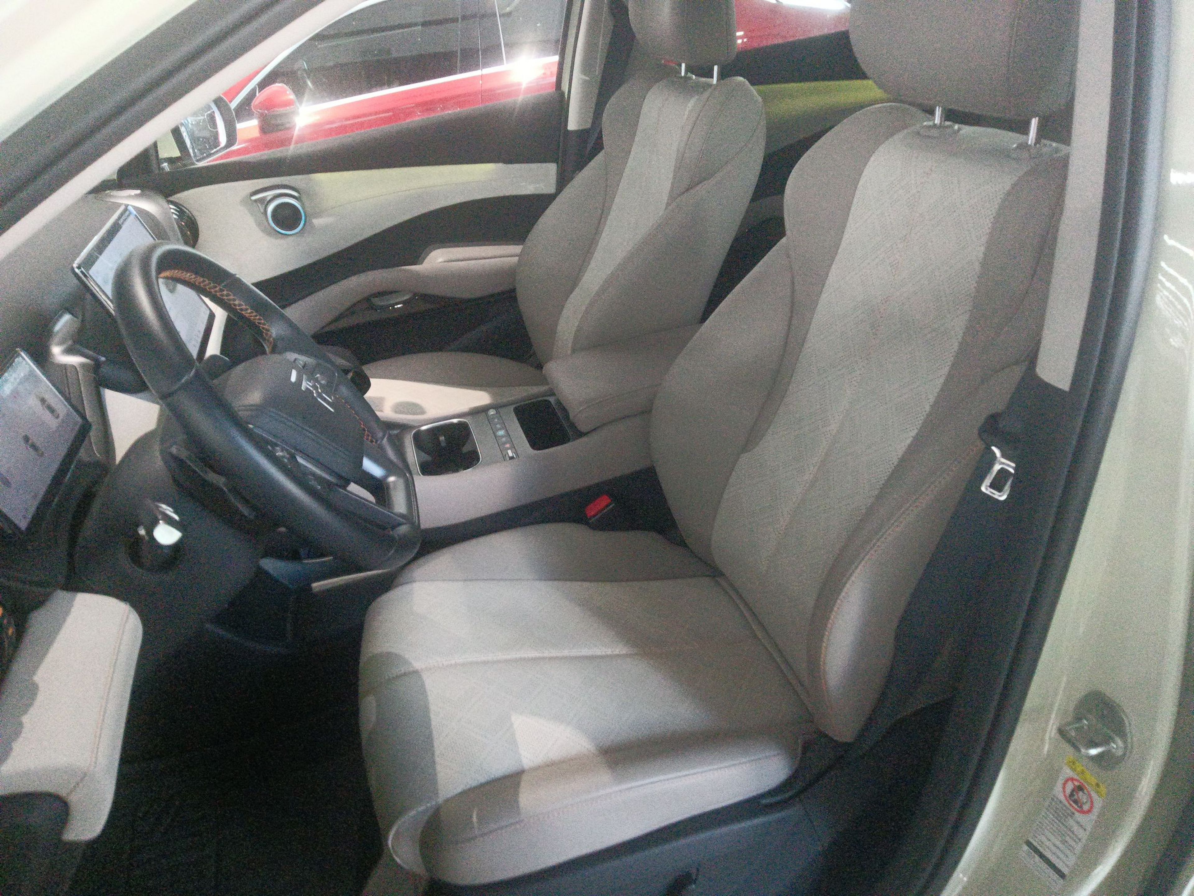 المقاعد الأمامية داخل السيارة