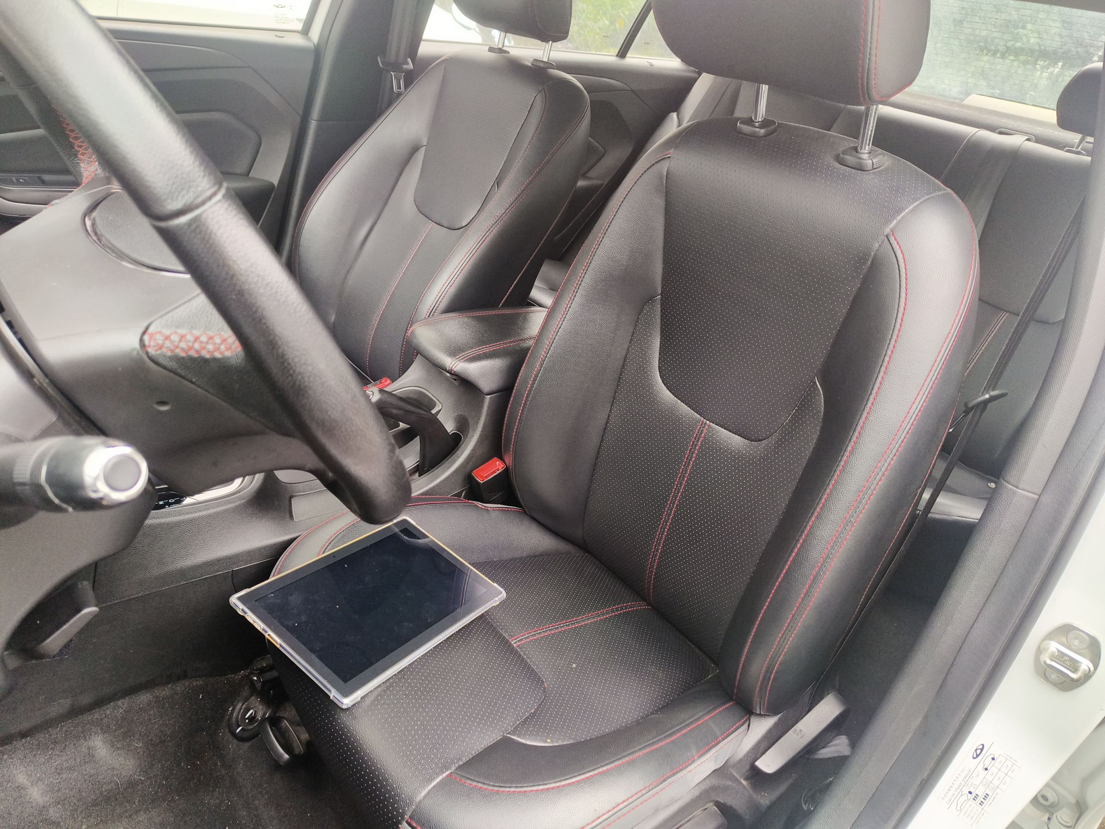 Переднее сиденье в автомобиле