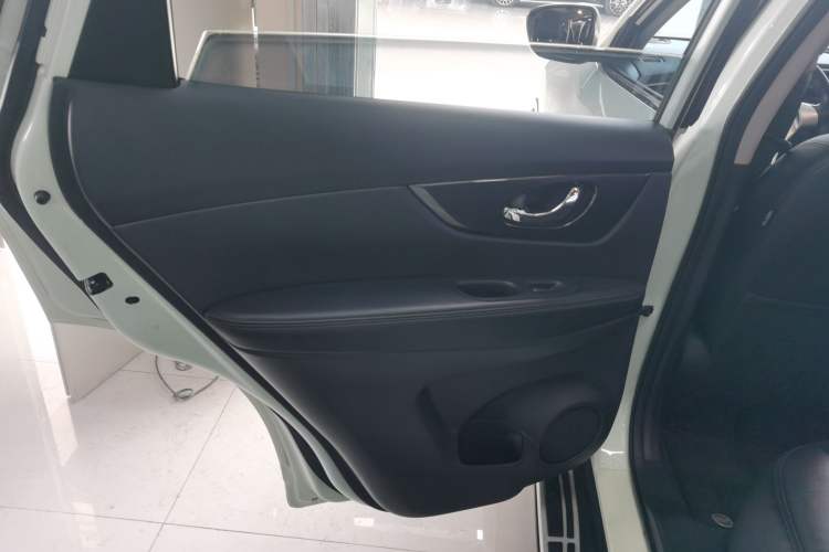 Used Nissan X-Trail 2014 2.5L CVT Leading Edition 4WD
