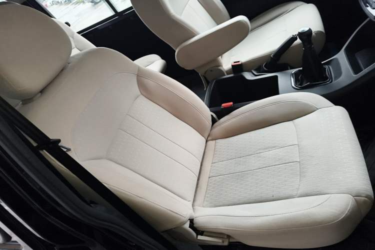 Used FORTHING Lingzhi 2023 M5L 1.6L Base Model 7 Seats
