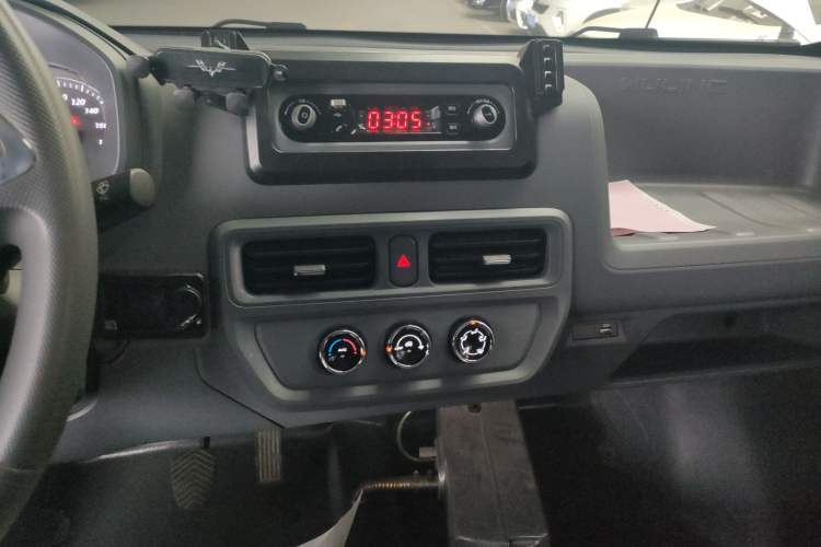 Used Wuling Yangguang 2024 300km Comfort-Grade Passenger Van 60kW
