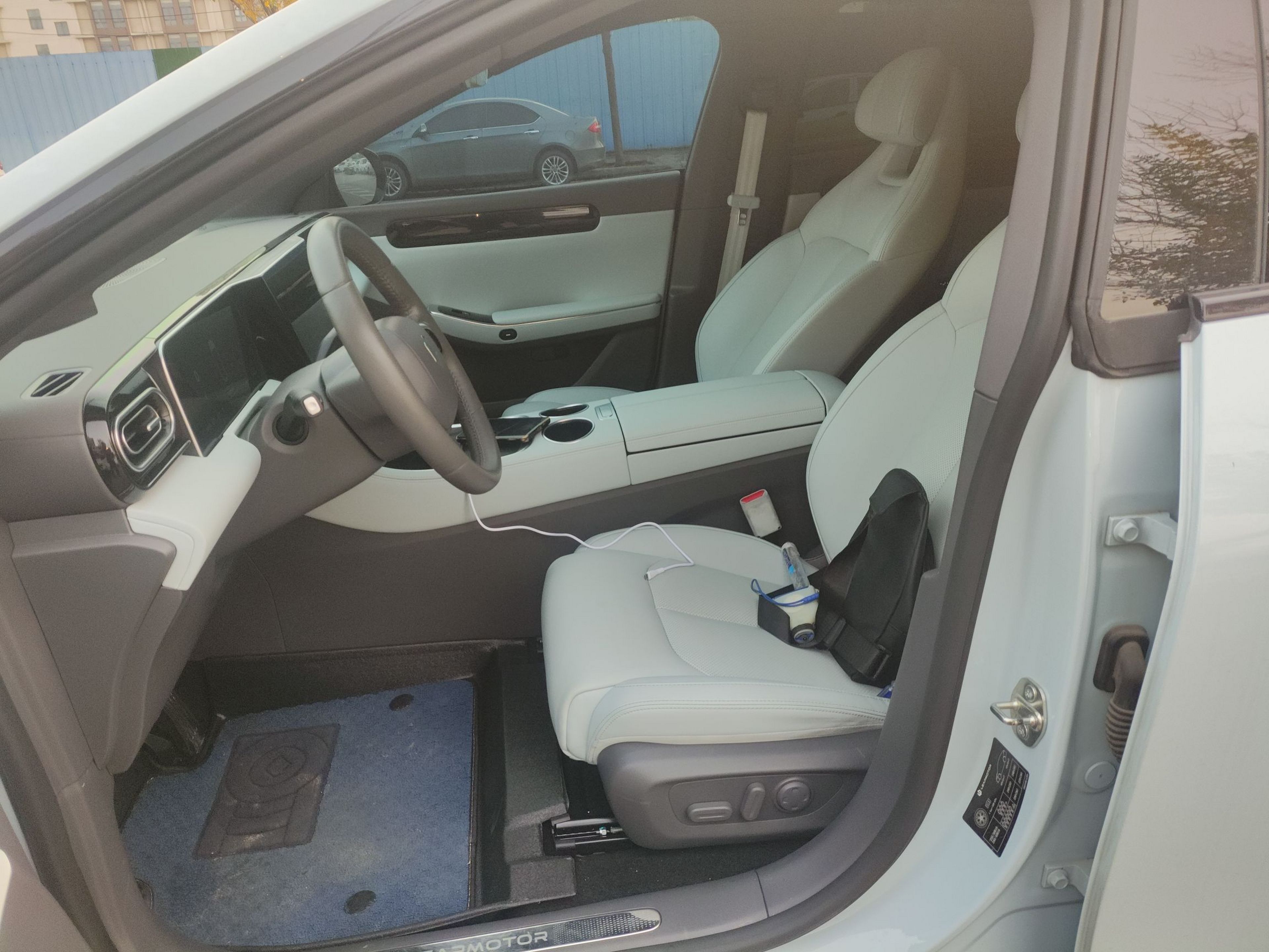 Переднее сиденье в автомобиле