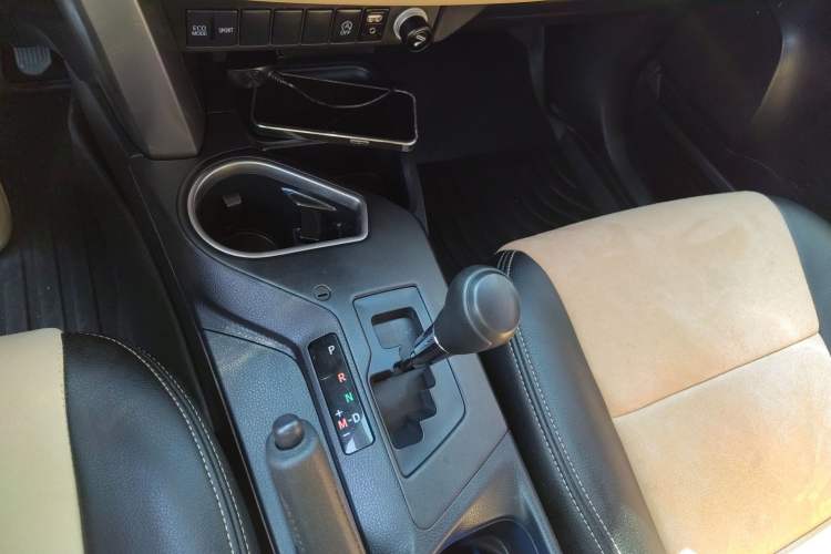 Used Toyota RAV4 2016 2.0L CVT Two-Wheel Drive Fashion Edition China V Standard
