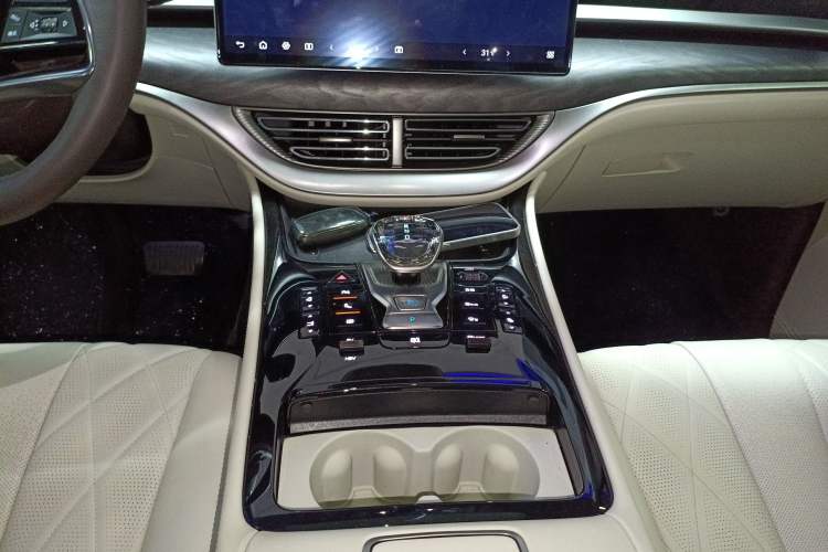 Used Denza D9 2024 DM-i 1050 Luxury Model
