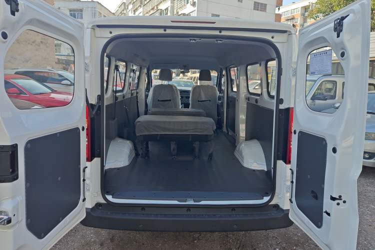 Used Wuling Yangguang 2024 300KM Comfort Version Passenger Van 75kW