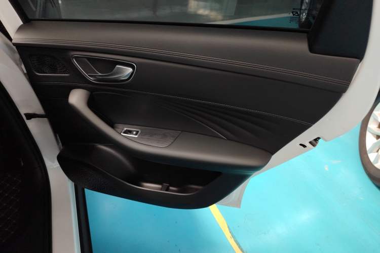 Used Roewe D7 2023 DMH 125km Superior Edition
